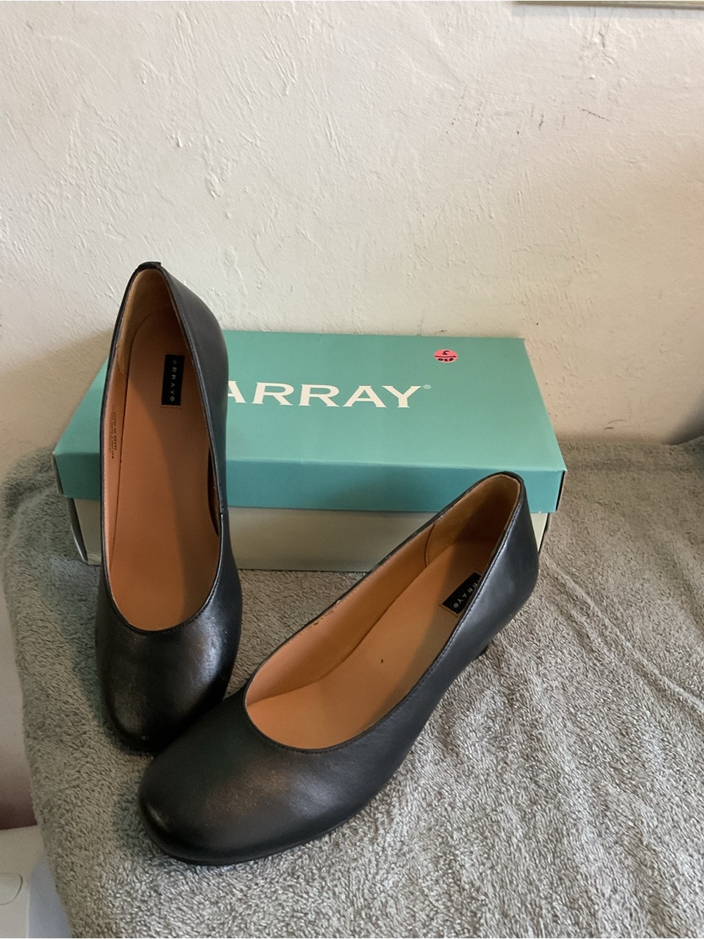 Array Black Leather Low-Heel Women's Pumps - Picture 2 of 5